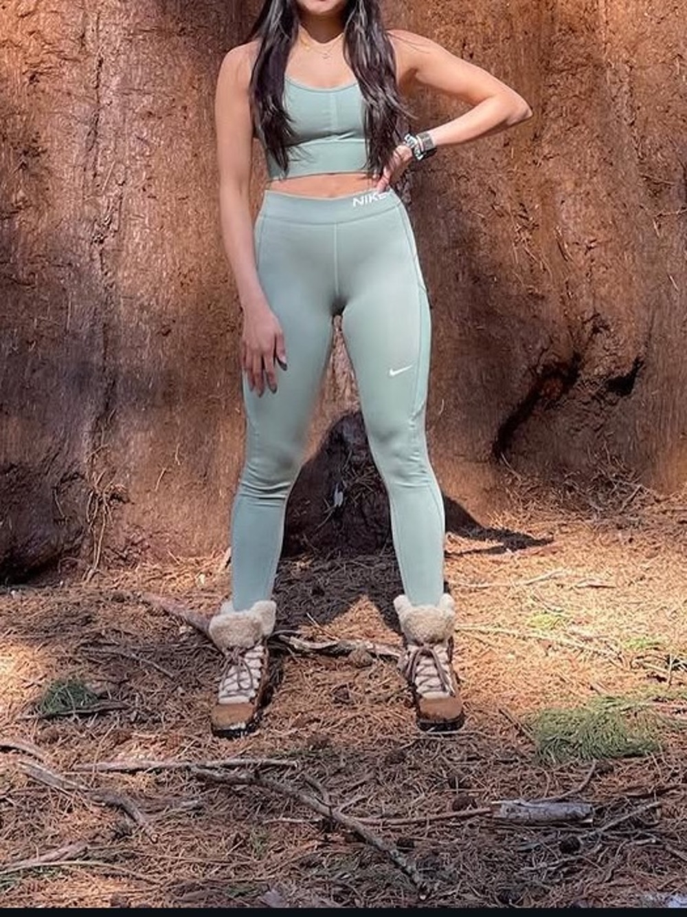 WHOLE SET Nike Sage Green Sports Bra & High-Rise Leggings